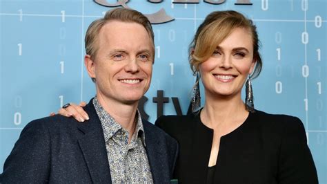 is emily deschanel still married.